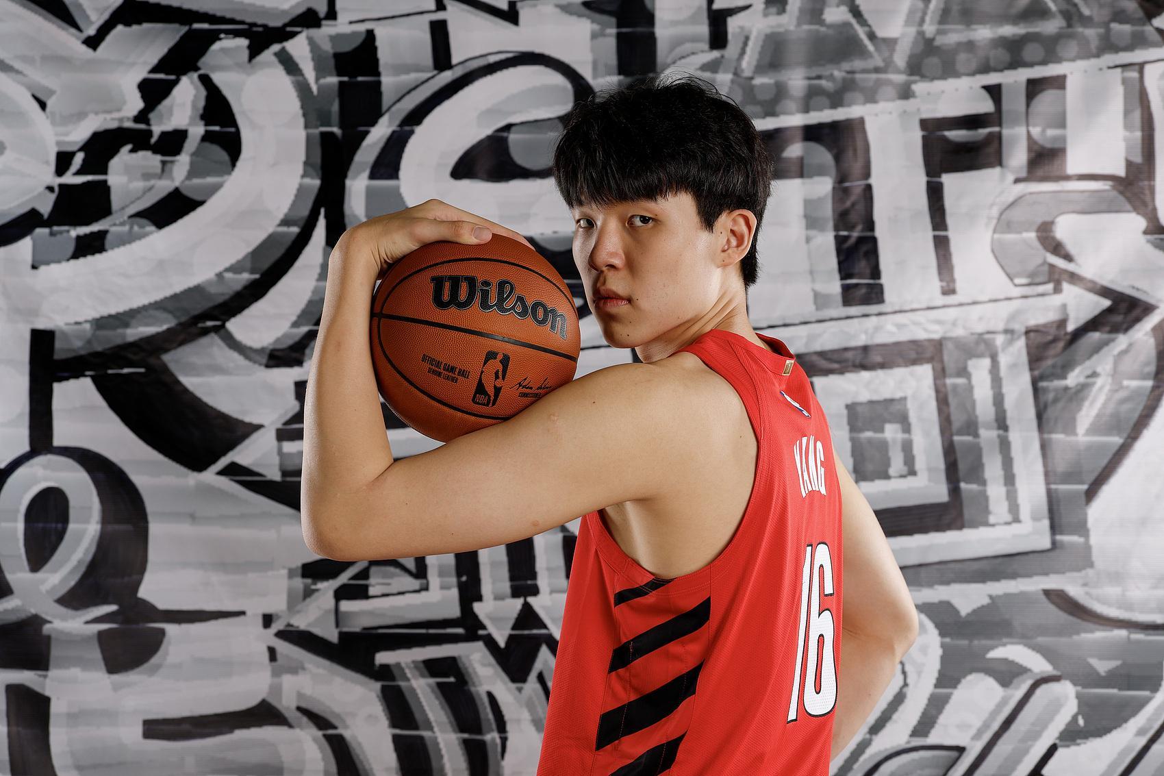 三亿体育-杨瀚森转发利拉德邀请他一起开干动态：Yes sirrrrrrrrrr～～～