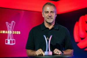 三亿体育-官方：弗里克荣获2025年图片报年度最佳教练奖