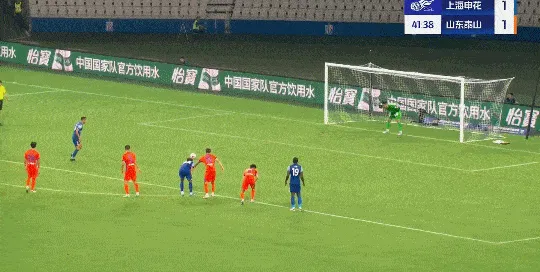 吴曦主罚点球，王大雷扑对方向皮球依旧进网，申花2-1